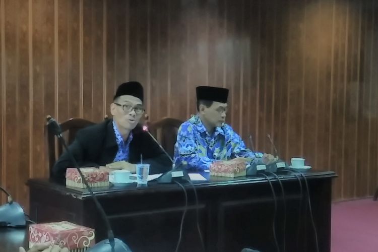 Anggota Ombudsman Republik Indonesia (ORI) Ahmad Suadi (kanan baju biru) dalam konferensi pers di Kantor ORI, Jakarta, Senin (30/10/2017).