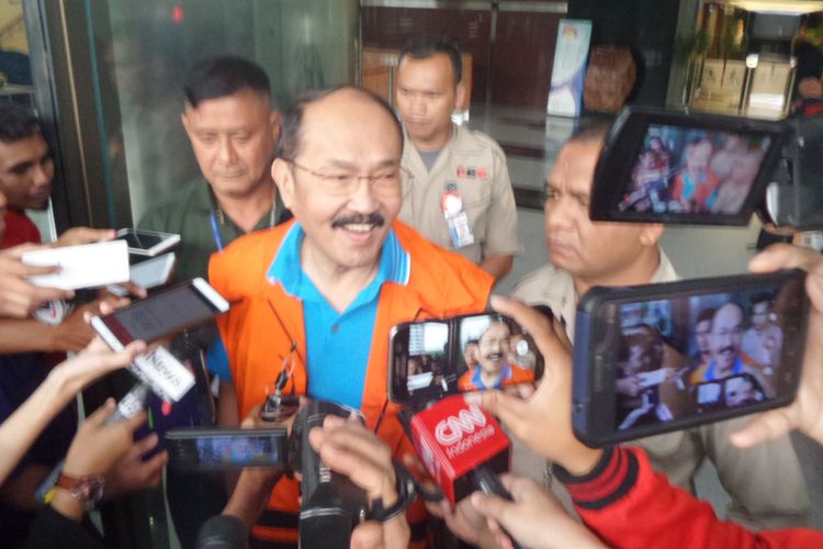 Fredrich Yunadi mengenakan rompi tahanan seusai diperiksa di Gedung KPK Jakarta, Selasa (16/1/2018).
