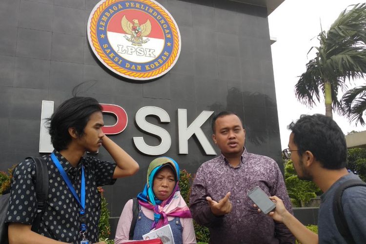 Ibu Malpina bersama kuasa hukumnya di LPSK Jakarta Timur, Rabu (20/3/2018)