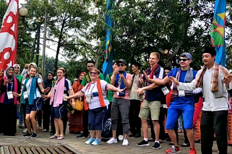 Para atlet Asian Games 2018 menari Betawi dalam kegiatan bertajuk Setu Babakan Menari di tepi Setu Babakan, Perkampungan Budaya Betawi (PBB) Setu Babakan, Jakarta Selatan, Minggu (26/8/2018).