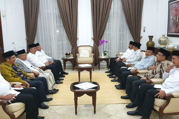 Wakil Presiden RI Jusuf Kalla bertemu dengan sejumlah pimpinan ormas Islam, di rumah dinasnya, di Menteng, Jakarta Pusat, Jumat (26/10/2018). 