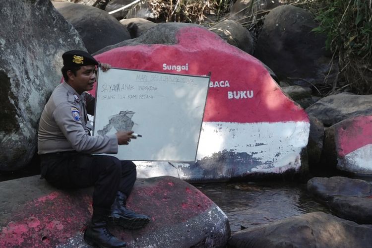 Bripka Ismail Akbar tengah mengajar anak anak petani Kabupaten Gowa, Sulawesi Selatan. Rabu, (28/11/2018).
