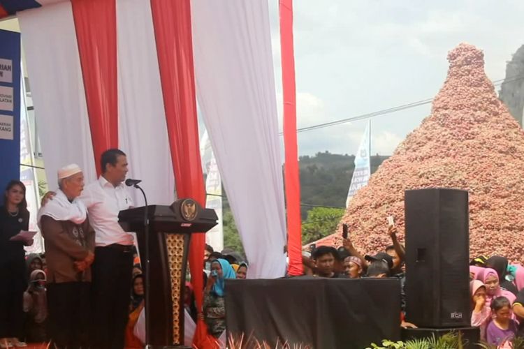Menteri Pertanian Amran Sulaiman saat berkunjung ke Kabupaten Enrekang, Sulawesi Selatan, Minggu (15/10/2017).