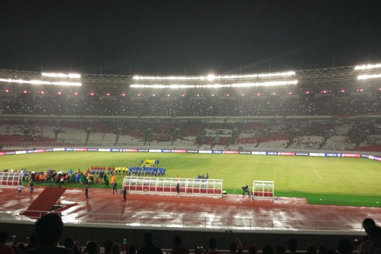 Jelang diresmikan Presiden Joko Widodo, Stadion Utama GBK Senayan diguyur hujan, Minggu (14/1/2018).