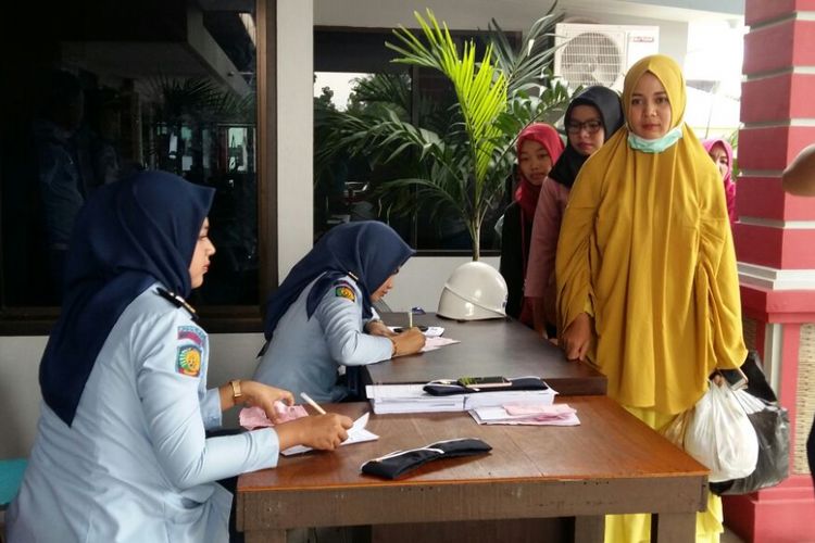 Petugas melakukan pemeriksaan terhadap sejumlah pengunjung secara manual pascapenembakan Lapas Pekanbaru, Riau, Senin (9/7/2018).