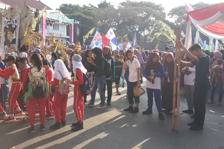 Antusiasme masyarakat Kota Malang menyambut Kirab Obor Asian Games 2018 di Balai Kota Malang, Jumat (20/7/2018).