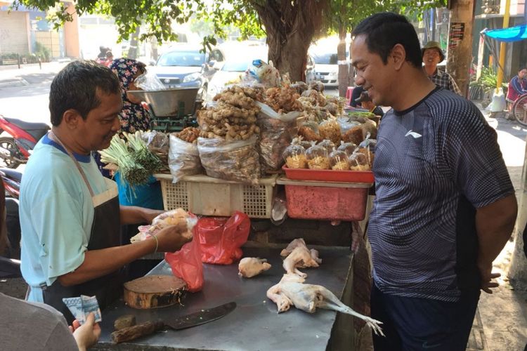 Wali Kota Semarang Hendrar Prihadi berkunjung ke Pasar Prembean Kota Semarang untuk mengecek harga daging ayam dan telur ayam ras yang terus meningkat beberapa waktu terakhir, Rabu (25/7/2018)