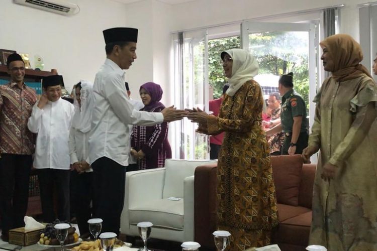 Presiden Joko Widodo saat bersalaman dengan besan ulama Quraish Shihab, Sakinah saat bersilaturahim ke Pondok Pesantre Bayt Alquran, Tangsel, Jumat (25/1/2019).