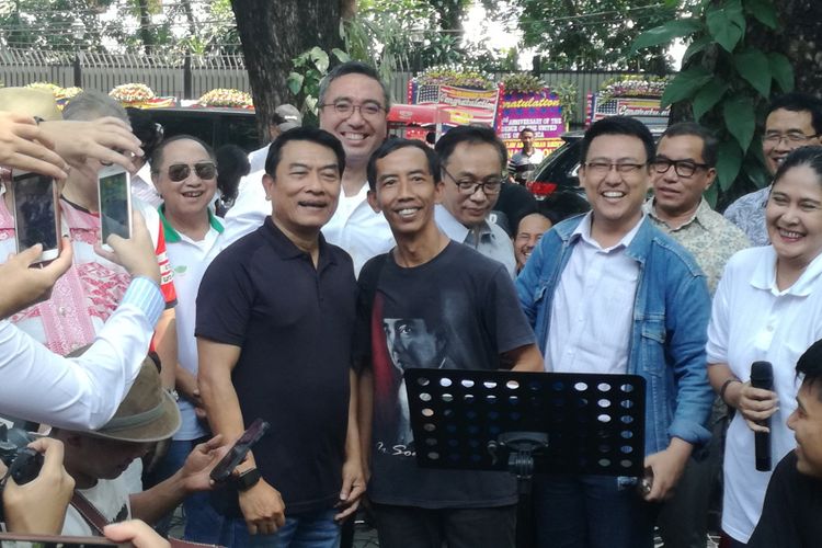 Kepala Kantor Staf Presiden (KSP) Moeldoko merayakan ulang tahunnya yang ke-61 di Taman Suropati, Jakarta, Minggu (8/7/2018). Salah satu tamu yang hadir adalah seseorang yang mirip dengan Presiden Joko Widodo, yaitu Reza Srimulyadi.