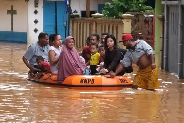 Hujan deras yang melanda Kota Jayapura sejak Jumat (22/2/2019) pukul 22.00 WIT hingga Sabtu (23/2/2019) pukul 05.00 WIT mengakibatkan banjir dan tanah longsor di wilayah tersebut.