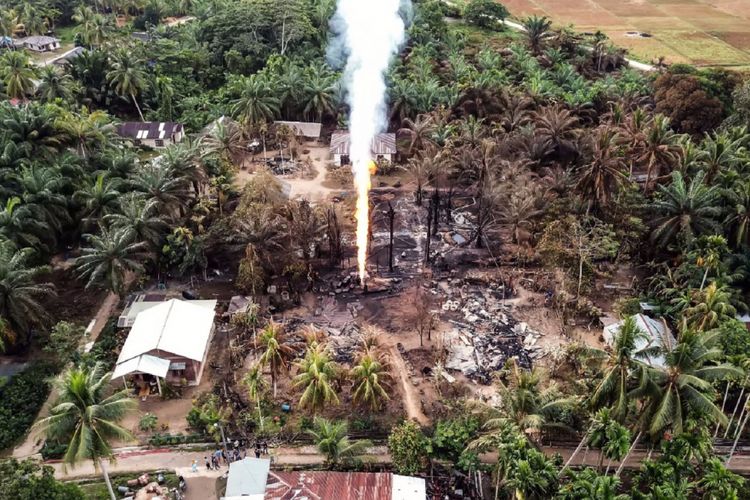 Ini adalah lokasi sumur minyak yang menyemburkan minyak dan gas di desa Pasir Putih Kecamatan Ranto Perlak, Kabupaten Aceh Timur, yang diabadikan oleh Bastian, dari Komunitas Aceh Flight Droen. Meski semburan api kini sudah padam, semburan gas seperti asap putih masih terlihat.