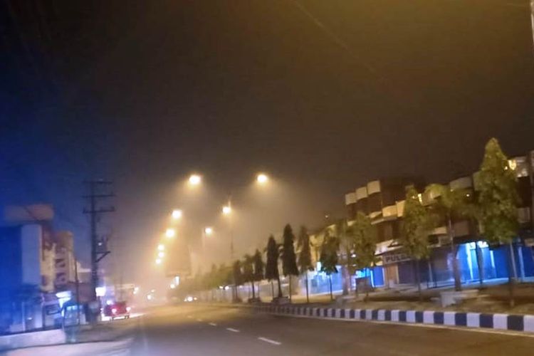 Suasana kabut asap di Jalan Medan-Banda Aceh, Cunda, Kota Lhokseumawe, Minggu (28/7/2019)