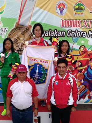 Felicia Angelica (tengah) menambhkan medali emas buat DKI