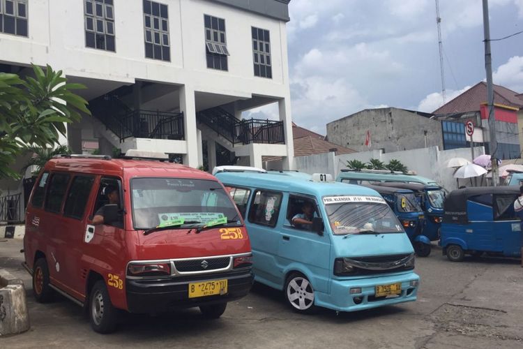 Suasana di Terminal Klender, Jakarta Timur, Jumat (15/12/2017). 