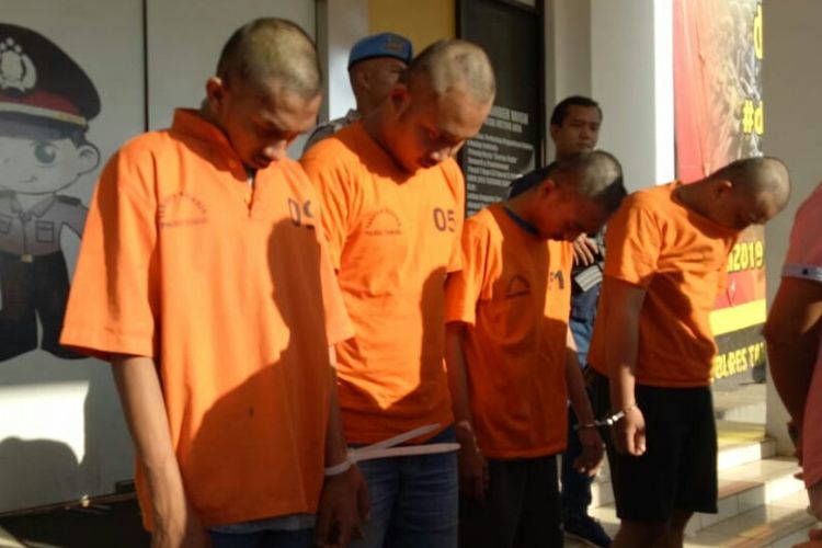Pelaku H (pertama dari kanan), harus mendekam di Polres Tangsel setelah melakukan pemerkosaan terhadap D di Apartemen Paragon, Kab. Tangerang