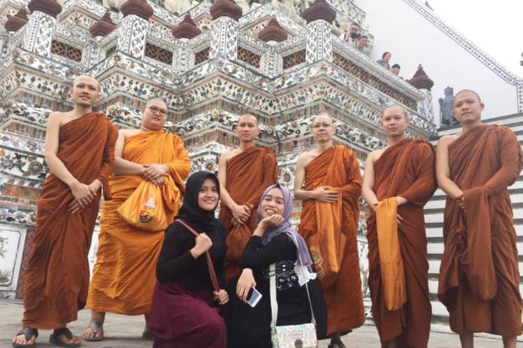 Dinar dan temannya yang berfoto dengan biksu saat berlibur di Thailand.