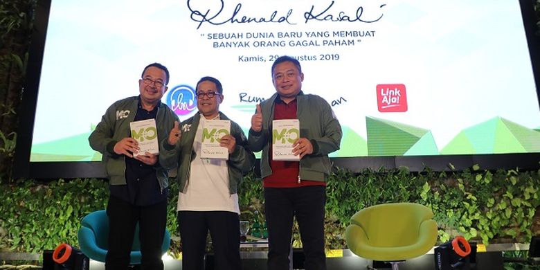 Deputi Bidang Infrastruktur Bisnis Kementerian BUMN Hambra (tengah) bersama Founder Rumah Perubahan yang juga Komisaris Utama Telkom Rhenald Kasali (kiri) dan Direktur Utama Telkom Ririek Adriansyah pada acara Bedah Buku #MO di Jakarta, Kamis (29/8).