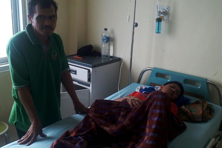 Akmal (14) tengah menjalani perawatan di rumah sakit Syech Yusuf Sungguminasa, Kabupaten Gowa, Sulawesi Selatan pasca mengeluarkan dua butir telur. Senin, (19/2/2018).