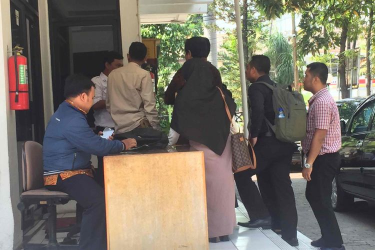 Perwakilan dari SMAN 87, Jakarta Selatan, mendatangi Kantor Bawaslu DKI Jakarta, Senin (15/10/2018),  terkait dugaan pemberian doktrin anti Presiden Joko Widodo yang dilakukan seorang guru SMAN 87 itu, NK, terhadap murid-muridnya.
