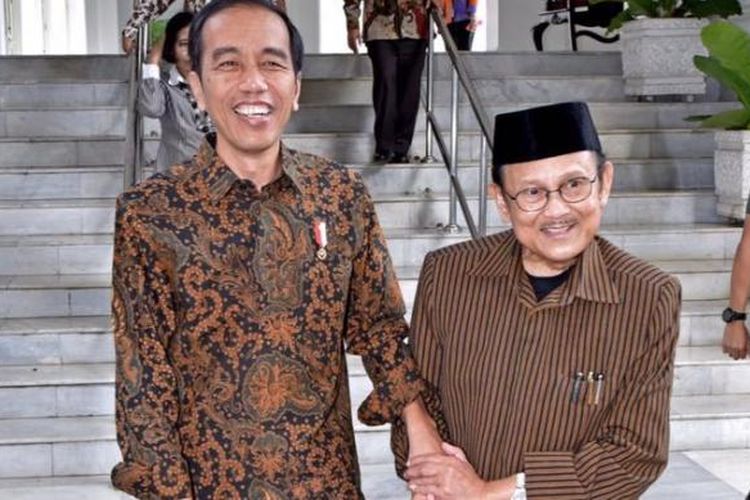 Presiden Joko Widodo bersama Presiden RI ke-3 BJ Habibie di Istana Merdeka, Jakarta, Kamis (1/19/2017).