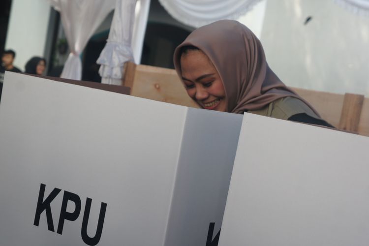 Bupati Karawang Cellica Nurrachadia, saat menyalurkan hak pilihnya di TPS 40 Kelurahan Karawang Wetan, Kecamatan Karawang Timur, Kabupaten Karawang, Rabu (17/4/2019).
