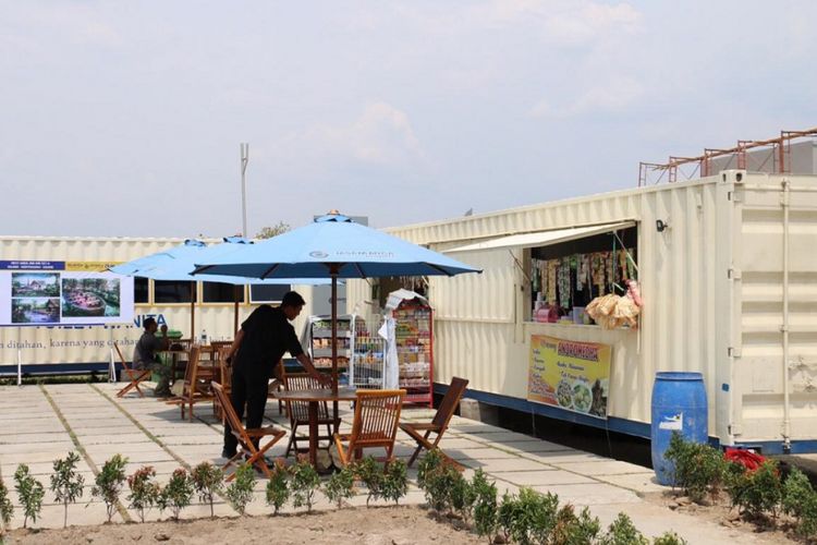 Usaha mikro, kecil, dan menengah di rest area.