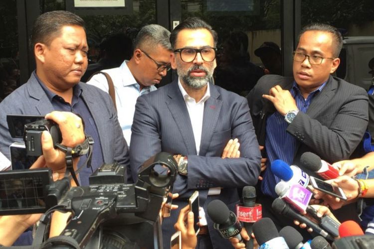 Jeremy Thomas didampingi tim kuasa hukumnya memberi keterangan kepada pers sesudah melaporkan delapan oknum polisi ke Sentra Pelayanan Propam Polri, Jakarta Selatan, pada Senin (17/7/2017), dengan dugaan menganiaya putranya, Axel Matthew Thomas.