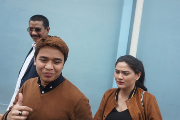 Hilda Vitria didampingi kekasihnya Billy Syahputra usai menghadiri acara salah satu stasiun televisi swasta di kawasan Mampang, Jakarta Selatan, Rabu (26/9/2018)