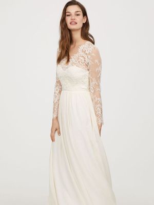Replika gaun pernikahan Kate Middleton yang dijual di H&M.