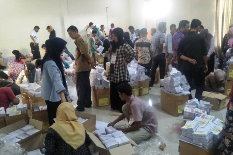 Warga yang melipat surat suara di KIP Aceh Utara, Provinsi Aceh, Sabtu (3/2/2019)