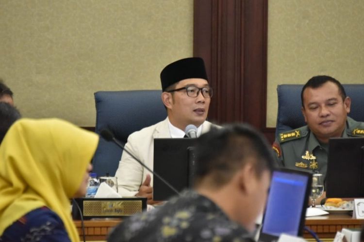 Gubernur Jabar Ridwan Kamil saat memimpin rapat di Gedung Sate, Jalan Diponegoro, beberapa waktu lalu. 