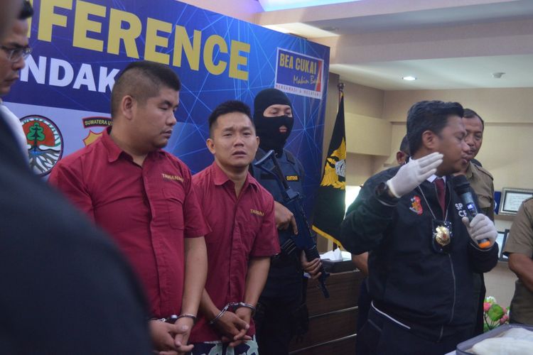 PF (kedua dari kiri) menangis saat dihadapkan ke publik dalam press conference di aula Kantor Bea dan Cukai Kuala Namu, Senin (29/4/2019)