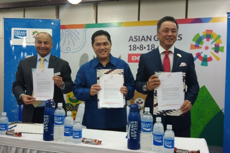 (Kiri-kanan) Direktur Jenderal Olympic Council of Asia (OCA) Husain Al Musallam, Ketua INASGOC Eric Thohir, dan Presiden Direktur PT Amerta Indah Otsuka Yoshihiro Bando menandatangani kontrak kerja sama Pocari Sweat dan Soy Joy sebagai sponsor resmi Asian Games 2018, di Senanyan Jakarta, Selasa(14/11/2017).