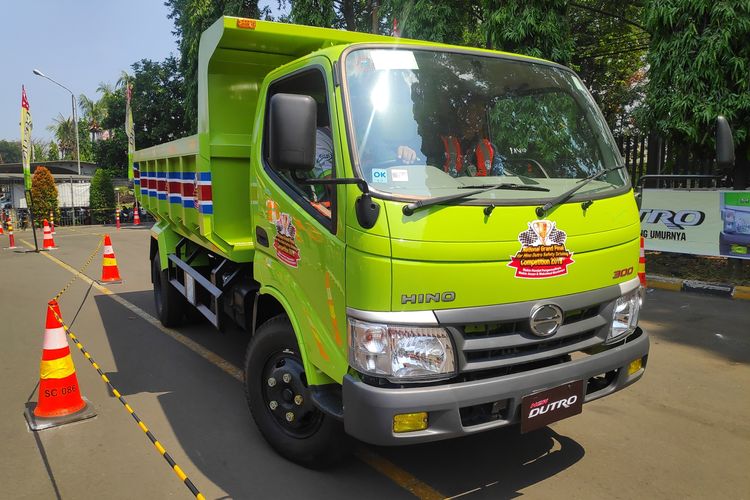 Ilustrasi truk lansiran Hino