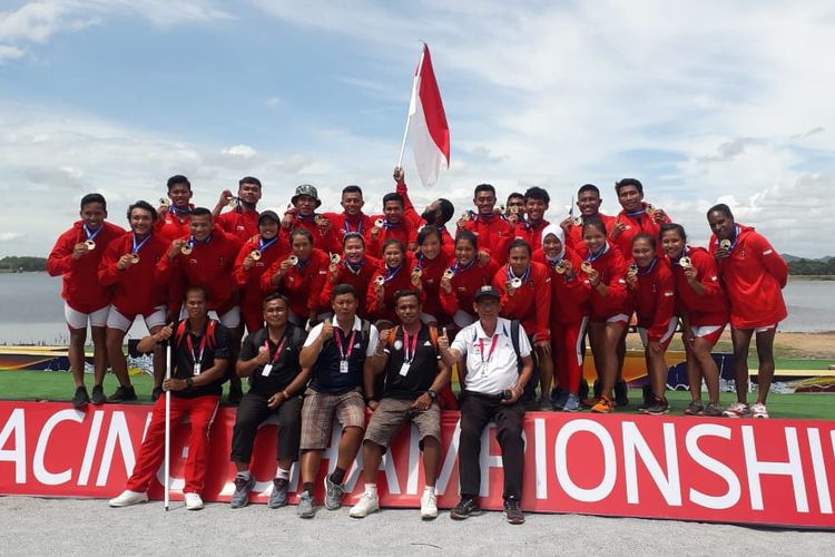 Tim perahu dayung Indonesia meraih medali emas di Kejuaraan Dunia Perahu Naga di Pattaya, Thailand, Kamis (22/8/2019)