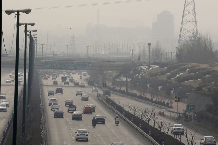 Kabut asap tebal karena polusi berat mencapai di Teheran. Foto diambil pada 5 Februari 2018. (AFP/ Atta Kenare)