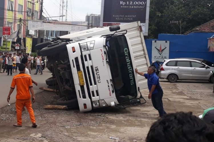 Truk terguling di Jalan Raya Jatimulya, Bekasi Timur, Kota Bekasi, Kamis (14/3/2019).