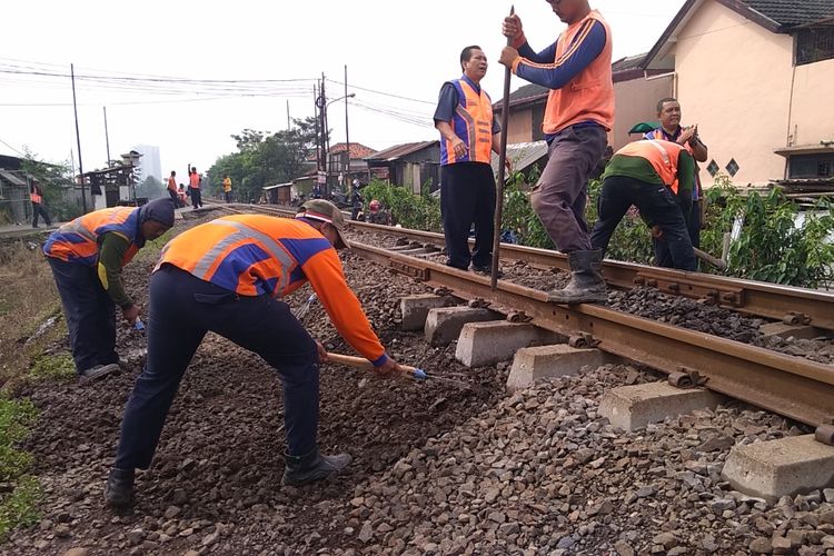 Sejumlah pekerja tengah melakukan perbaikan di jalur kereta api sekitar Jembatan Parakansaat, Arcamanik, Kota Bandung, Sabtu (20/4/2019).