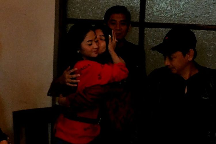 Dewi Perssik dan Rossa Meldianti berpelukan saat ditemui di kawasan Wijaya, Jakarta Selatan, Selasa (16/7/2019).