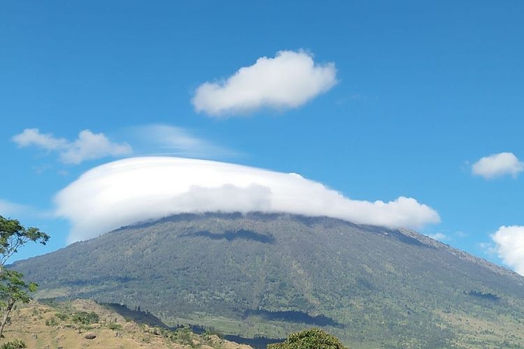 Topi awan yang muncul di Gunung Rinjani pada bulan September 2018.