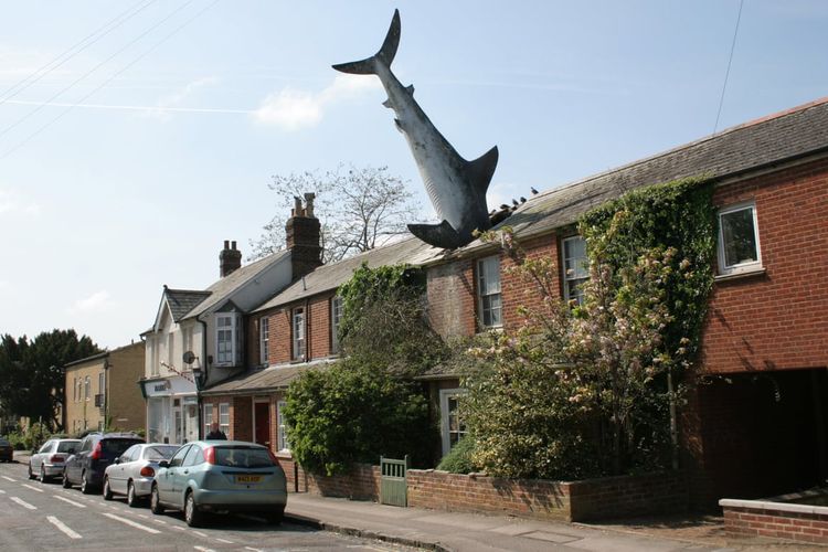 Struktur hiu di atas atap tersebut dikenal dengan nama Headington Shark.