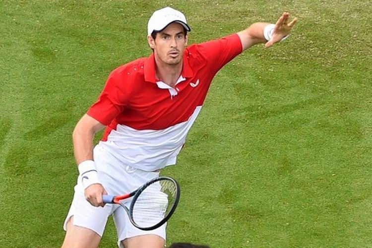 Petenis Britania, Andy Murray, berlaga di nomor ganda putra pada babak 16 besar ATP Nature Valley International Tennis, Inggris, 25 Juni 2019.