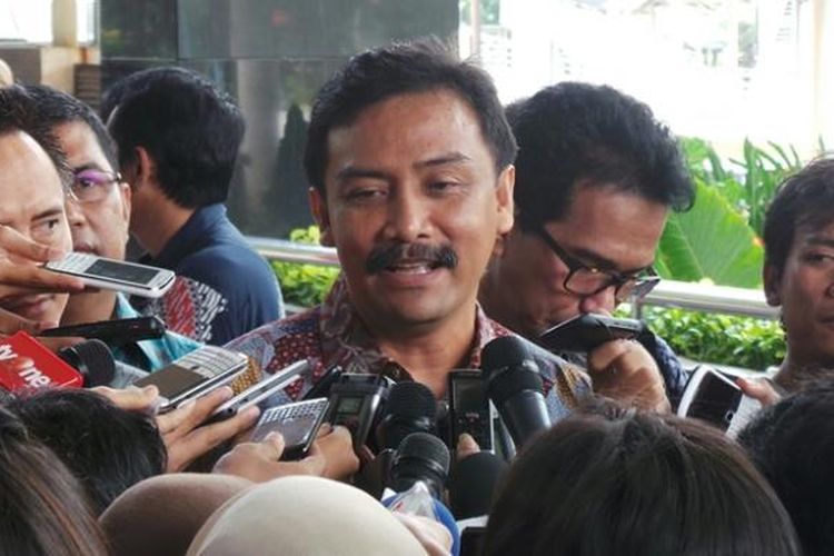 Mantan Menteri Pemuda dan Olahraga Andi Mallarangeng memenuhi panggilan pemeriksaan Komisi Pemberantasan Korupsi, Kamis (17/10/2013).