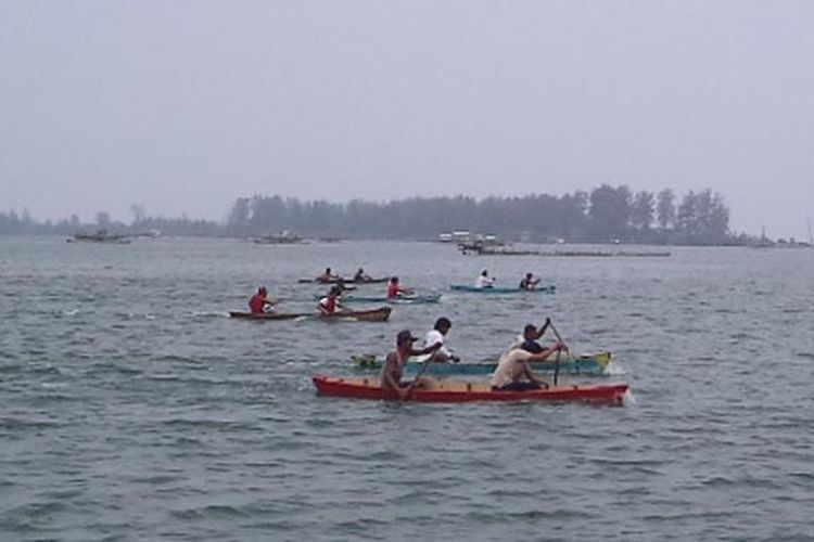 Lomba sampan tradisional di Tempat Pelelangan Ikan (TPI) Pulau Baai, Kota Bengkulu, Minggu (9/3/2014). 