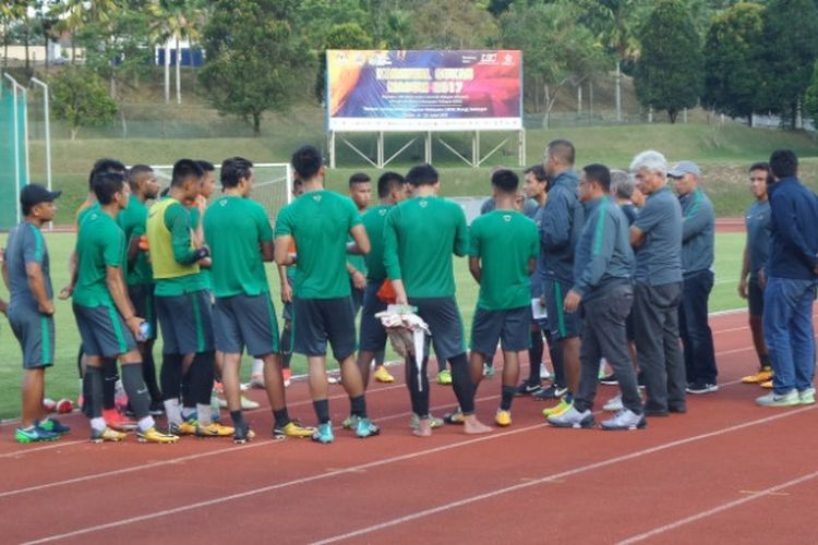 Para pemain timnas U-22 Indonesia sesi penutupan seusai menjalani latihan sesi sore di Stadion UKM, Bangi, Selangor, Senin (14/8/2017).