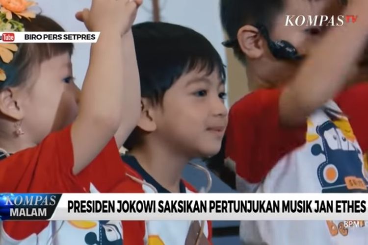 Jan Ethes, cucu Presiden Jokowi, bermain pentas musik di Solo, Minggu (8/9/2019).