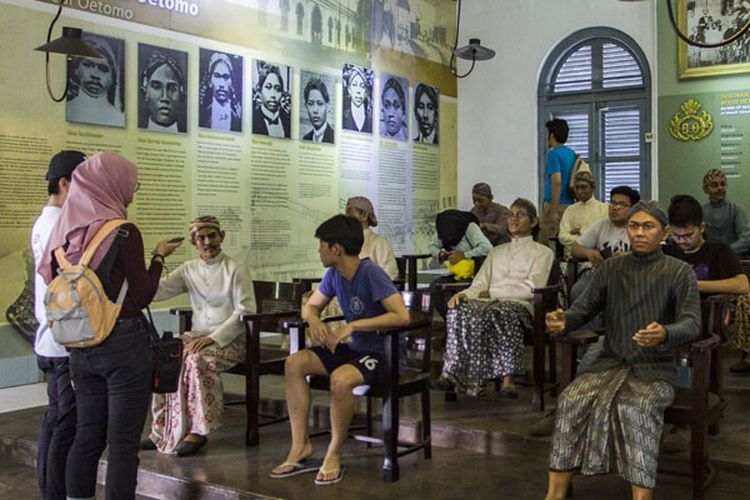 Pelajar mengamati diorama sejarah di Museum Kebangkitan Nasional (ex Gedung Stovia), Jakarta, Sabtu (19/5/2018). Hari Kebangkitan Nasional yang diperingati pada tanggal 20 Mei merupakan refleksi mengenang masa dimana bangkitnya rasa dan semangat persatuan, kesatuan dan nasionalisme serta kesadaran untuk memperjuangkan kemerdekaan.  