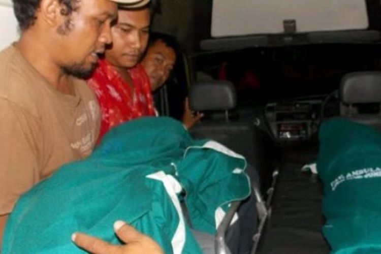 Jasad tiga bocah di Jombang yang meninggal diduga karena menenggak racun serangga bersama ibunya saat diangkut menggunakan ambulans ke rumah duka untuk persiapan pemakaman, Selasa (16/1/2018). 

