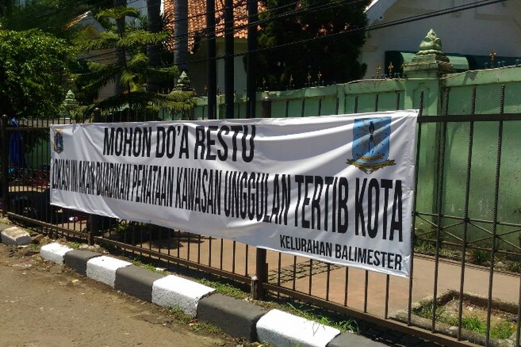 Spanduk permohonan doa restu segitiga Jatinegara akan dijadikan percontohan penataan kawasan unggulan tertib kota yang ada di Jalan Raya Matraman, Kamis (15/3/2018).