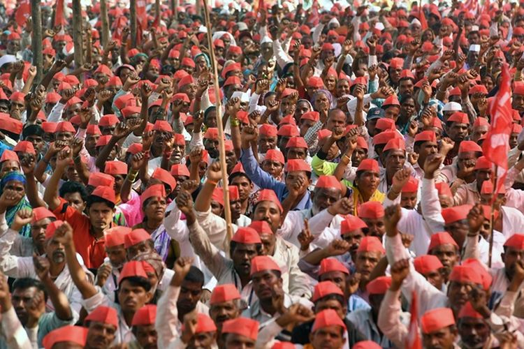 Petani India melakukan unjuk rasa di Mumbai, Senin (12/3/2018). (AFP/Indranil Mukherjee)